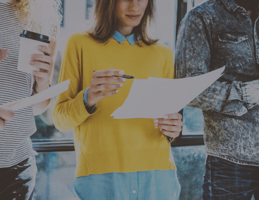 女性が紙とペンを持っている様子